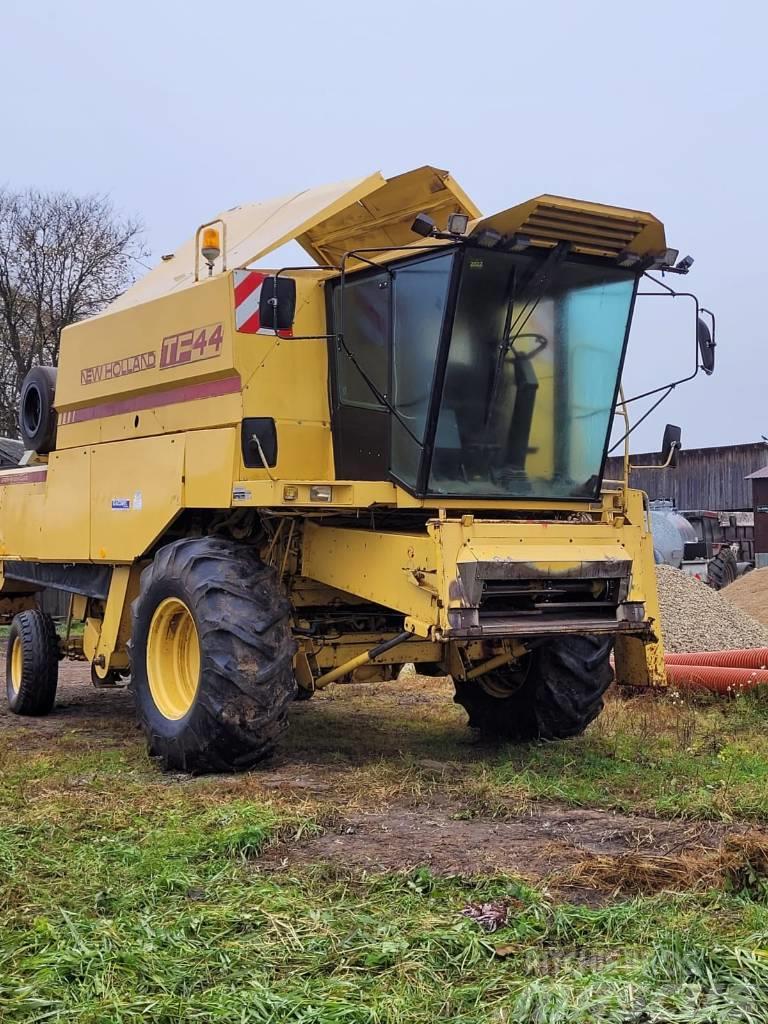 New Holland TF 44 Combine harvesters