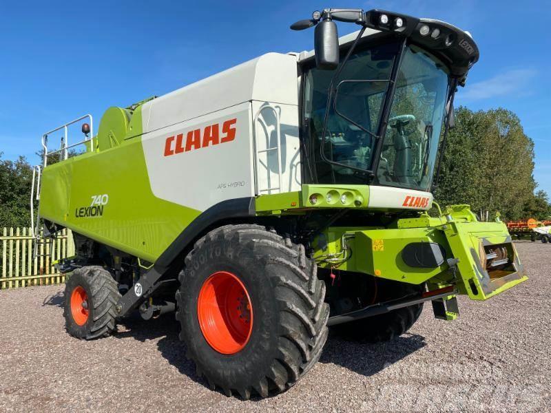 CLAAS LEXION 740 Combine harvesters