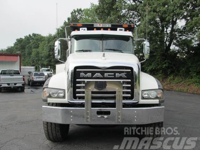 Mack GR64BR Camion benne