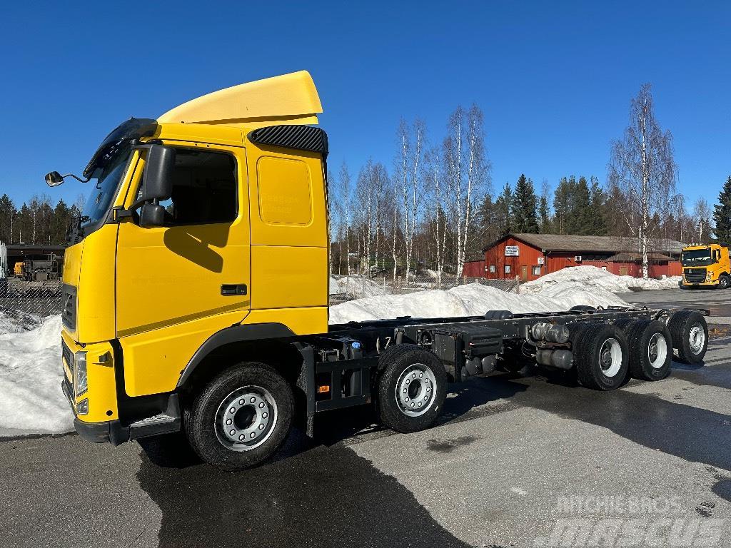 Volvo FH500 10x4 283tkm valmistuu ritilä-autoksi Forest machine transport trucks