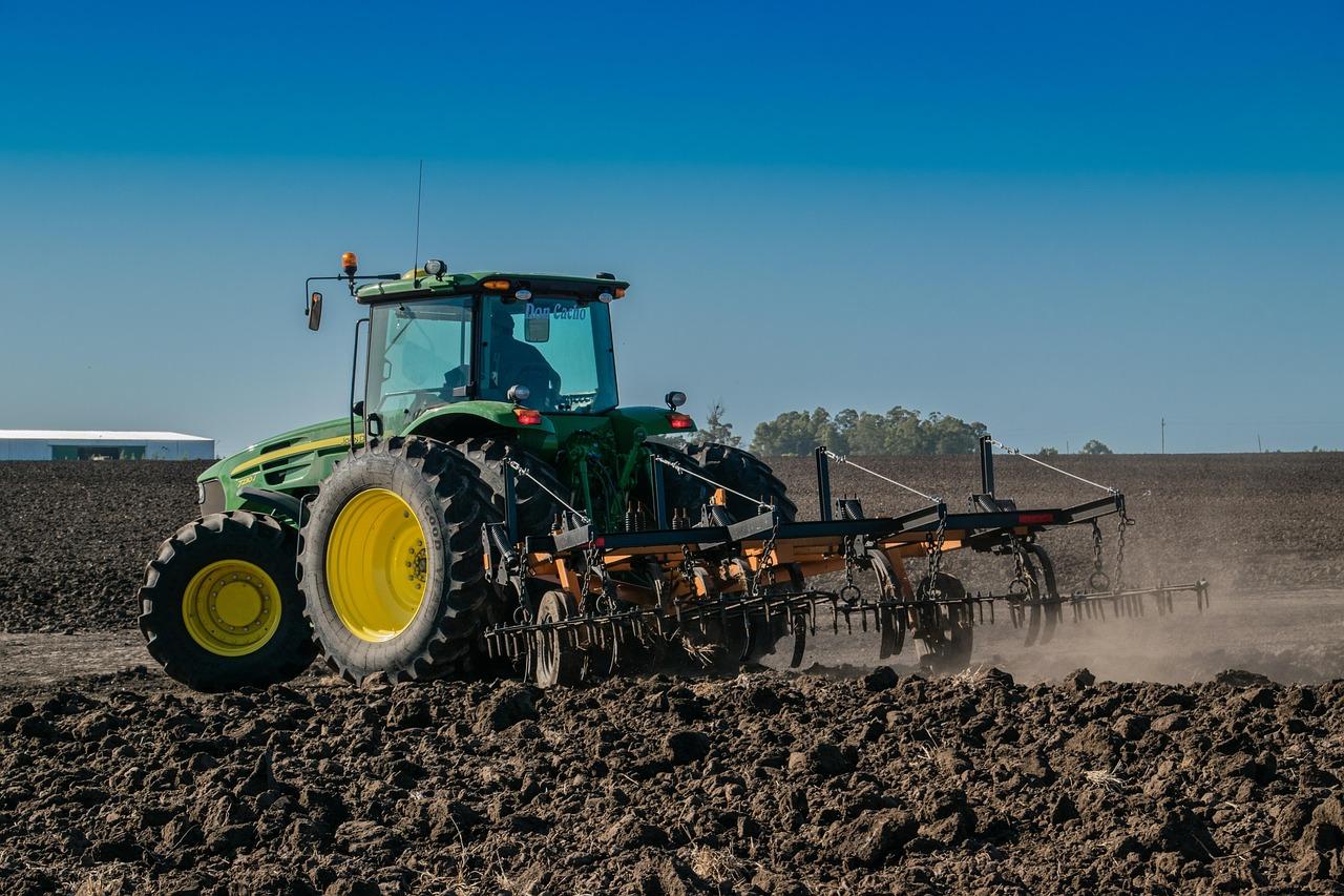 Tracteur neuf ou tracteur d'occasion : quand l'investissement est-il le plus rentable pour votre exploitation ?