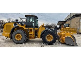 John Deere 744L