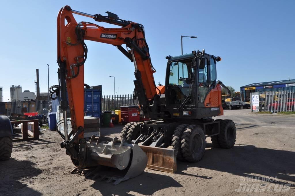 Doosan DX 100-7 Pelle sur pneus