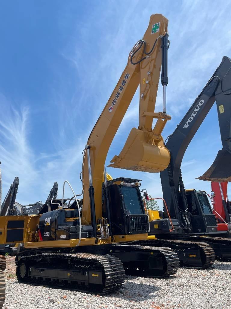 CAT 323 Pelle sur chenilles