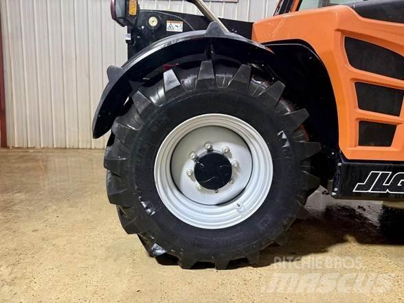 JLG 823 Chariot télescopique