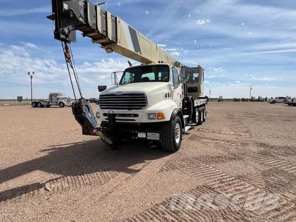National 1400A Camion plateau ridelle avec grue