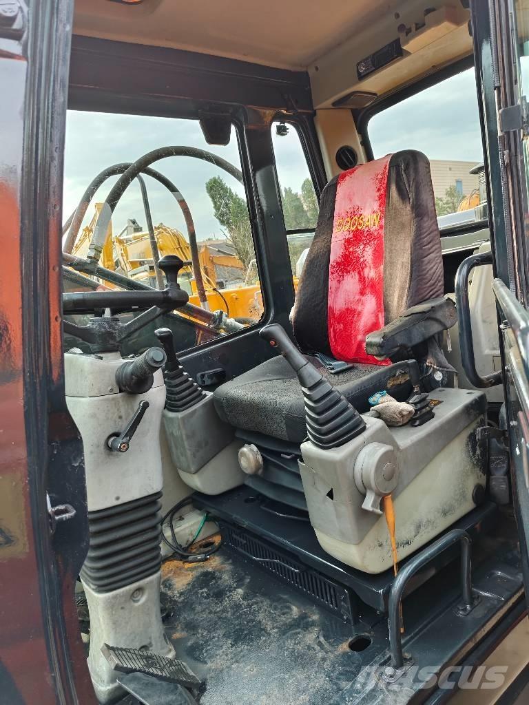 Hyundai r210w-9 Pelle sur pneus