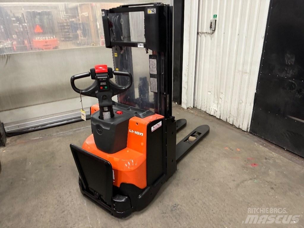 Toyota SWE120L Gerbeur accompagnant