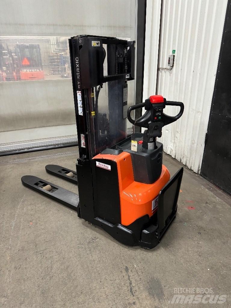 Toyota SWE120L Gerbeur accompagnant