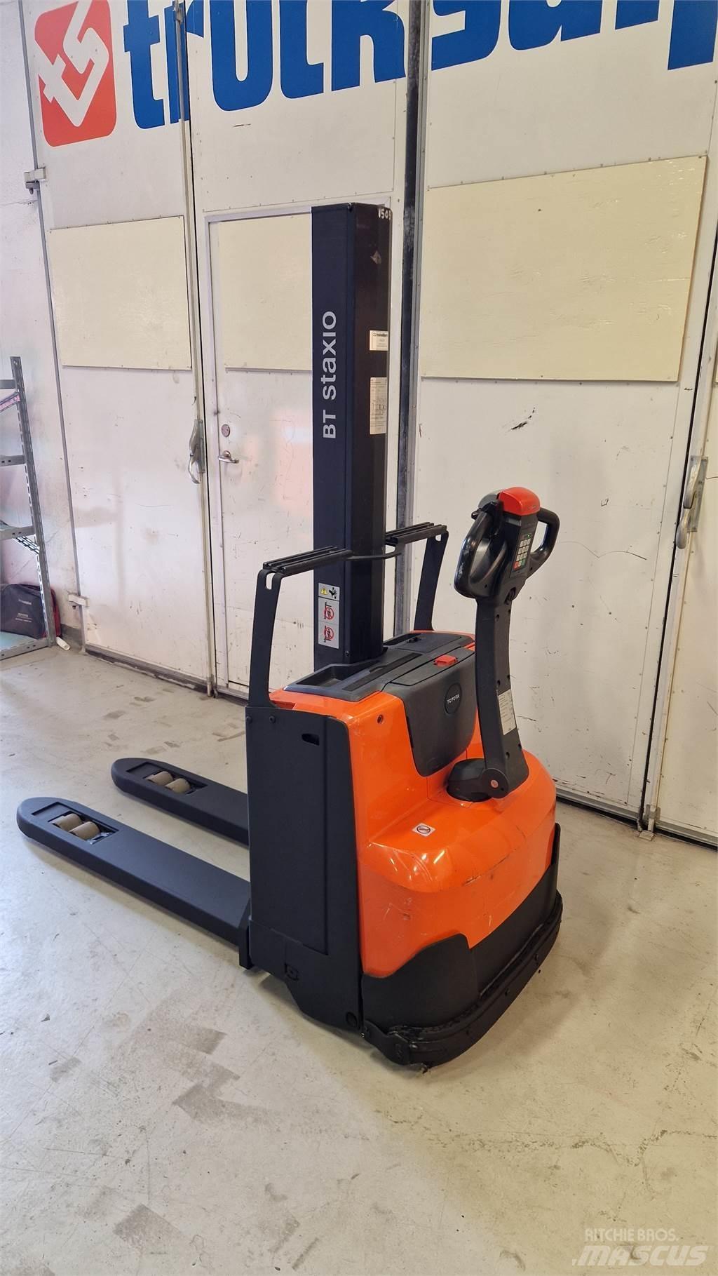 Toyota SWE080L Gerbeur accompagnant
