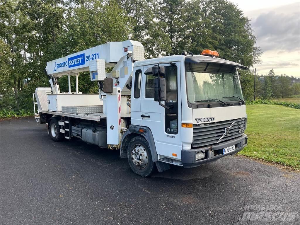 Volvo FL610 4X2 Camion plateau ridelle avec grue
