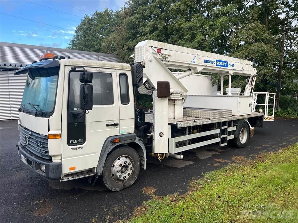 Volvo FL610 4X2 Camion plateau ridelle avec grue
