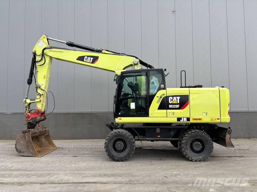 CAT M 320 F Pelle sur pneus