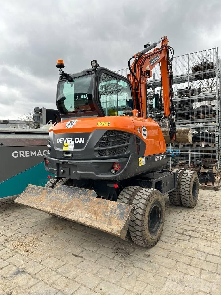 Develon DX 57 W-7 Pelle sur pneus