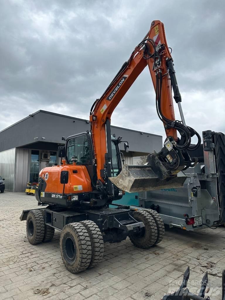 Develon DX 57 W-7 Pelle sur pneus