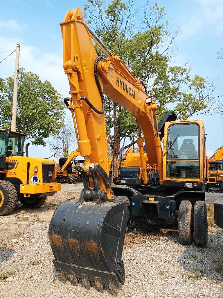 Hyundai R150W Pelle sur pneus