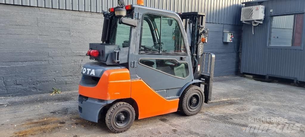 Toyota 8 FDF 25 Chariots diesel