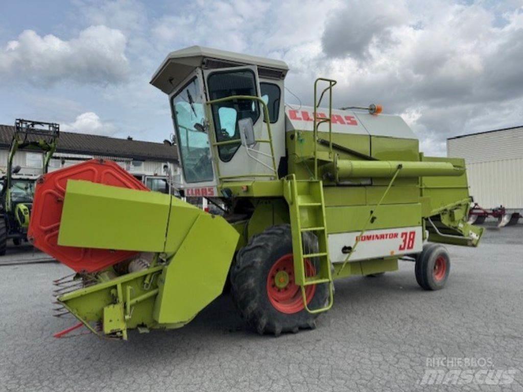 CLAAS Dominator 38 Moissonneuse batteuse