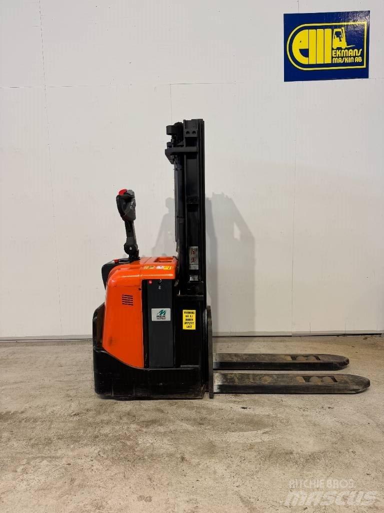 BT truck SPE 125 Gerbeur accompagnant