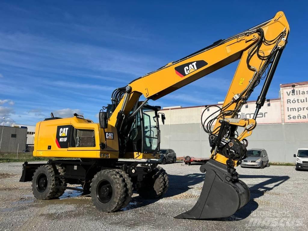 CAT M 318 F Pelle sur pneus
