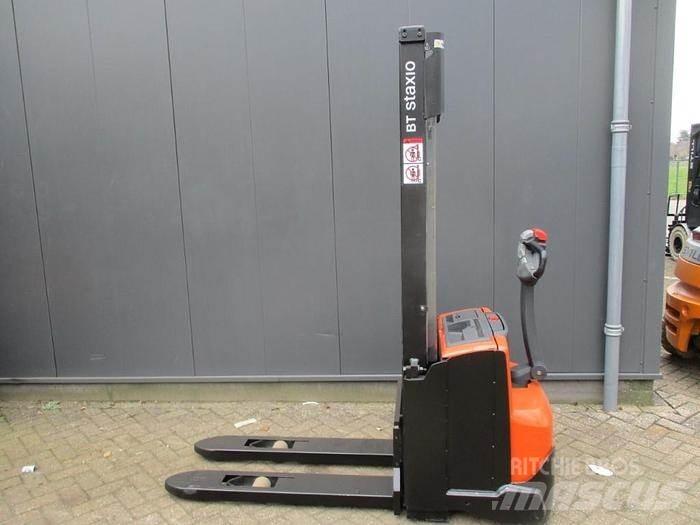 BT SWE 100 Gerbeur accompagnant