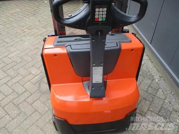 BT SWE 100 Gerbeur accompagnant