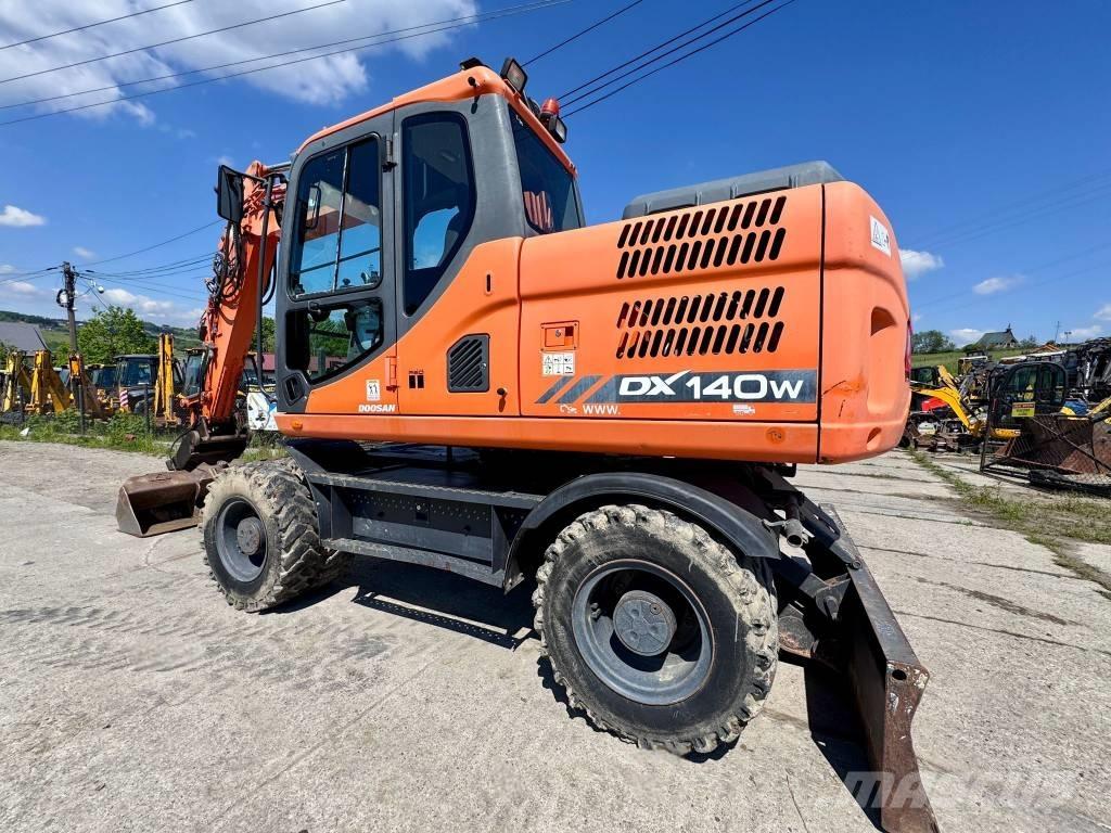 Doosan DX 140 W-3 Pelle sur pneus