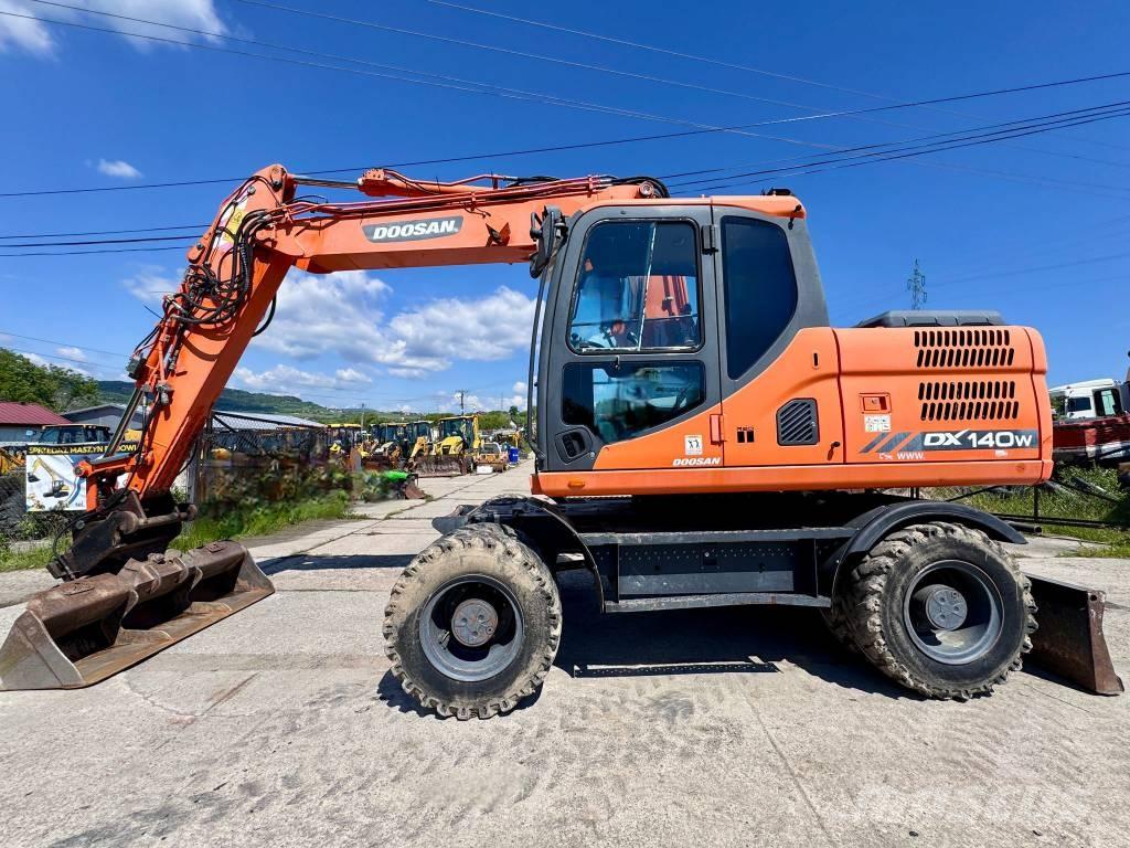 Doosan DX 140 W-3 Pelle sur pneus