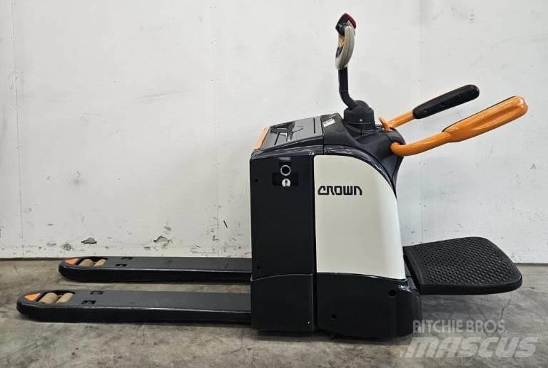 Crown WT 3040 E Transpalette accompagnant porté debout