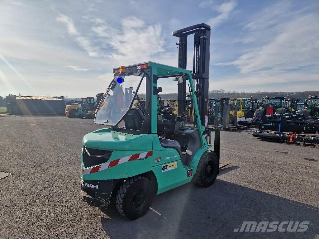 Mitsubishi FD30N Chariot à mât rétractable