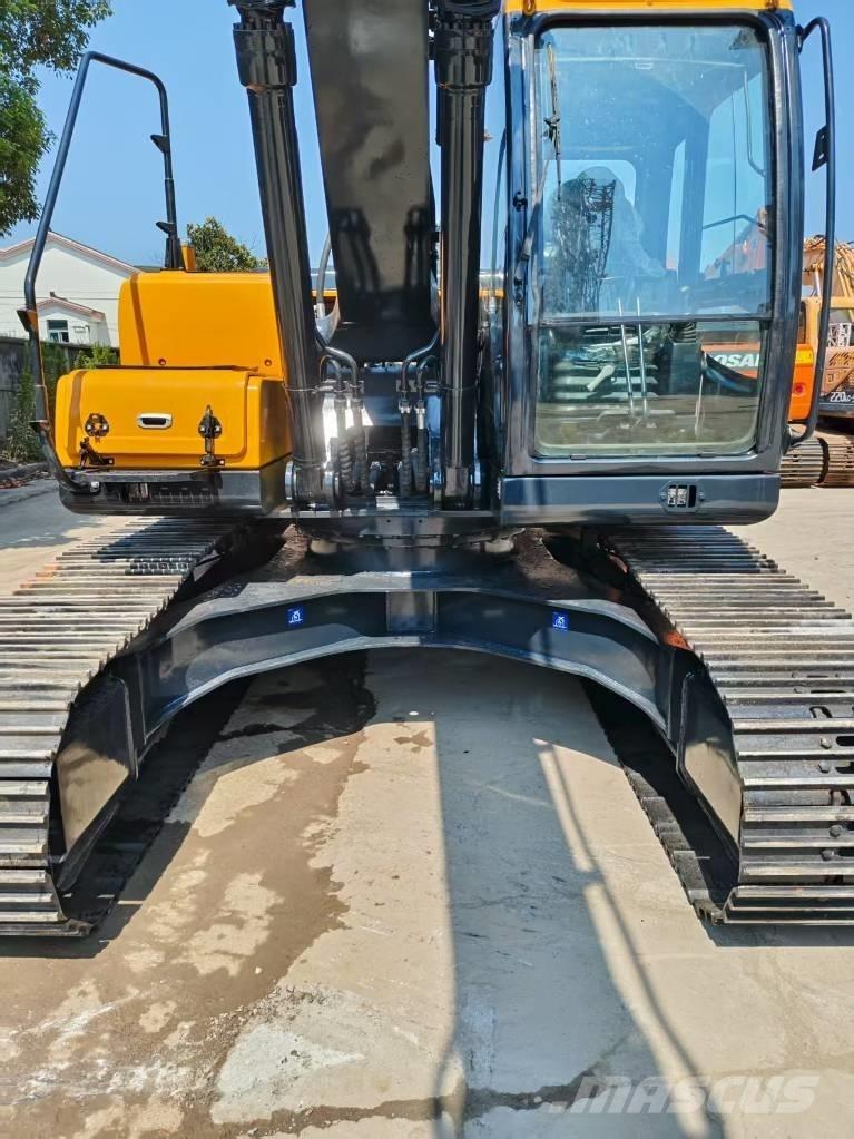 Hyundai R220LC-9S Pelle sur chenilles