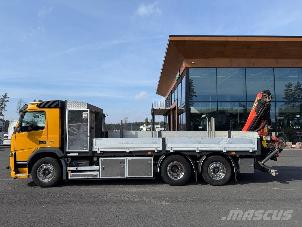 Volvo FM410 Camion plateau ridelle avec grue