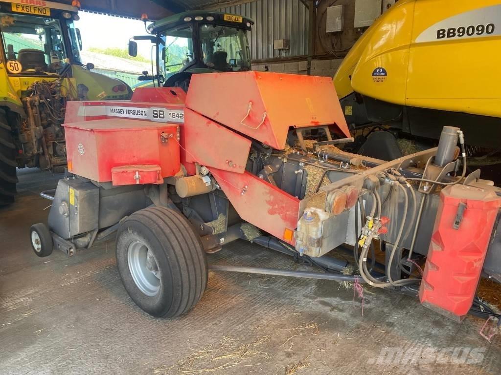 Massey Ferguson 1842 Presse cubique