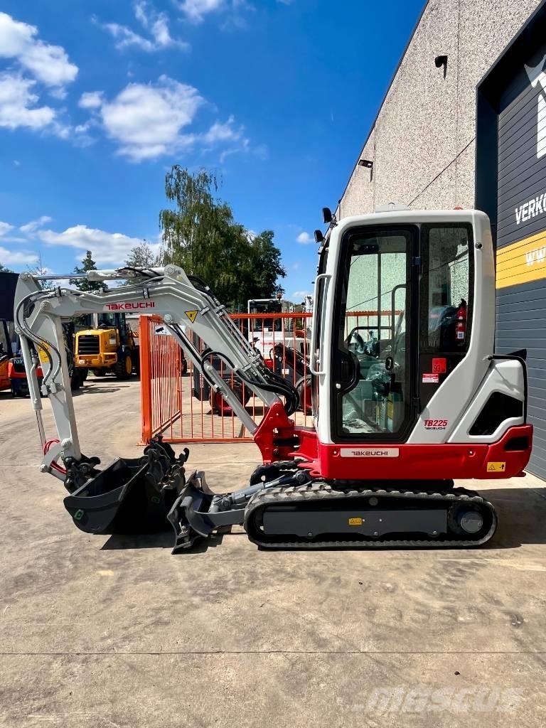 Takeuchi TB 225 Mini pelle < 7t