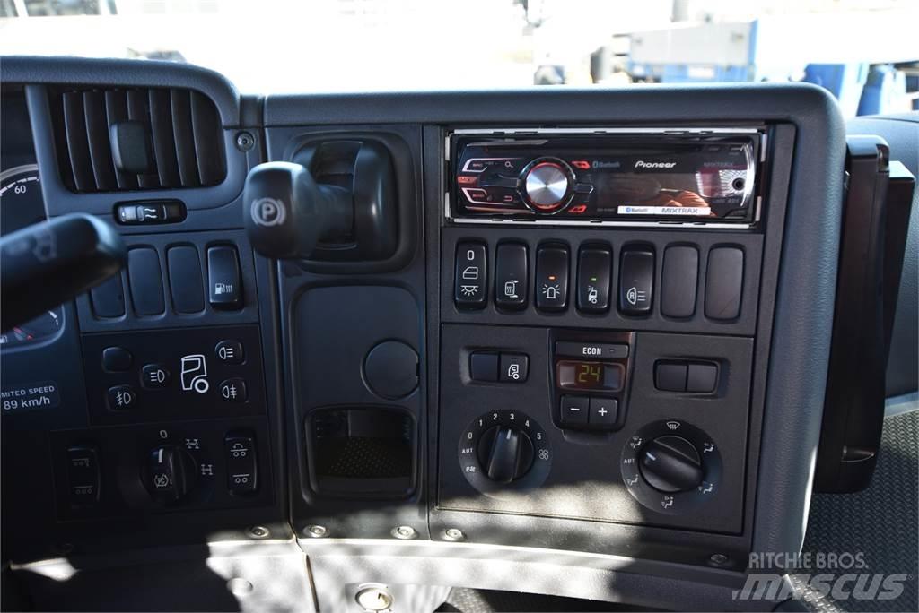 Scania G440 8X4 Camion plateau ridelle avec grue