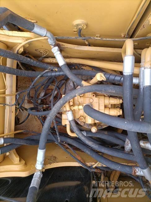 CAT 325 D Pelle sur chenilles