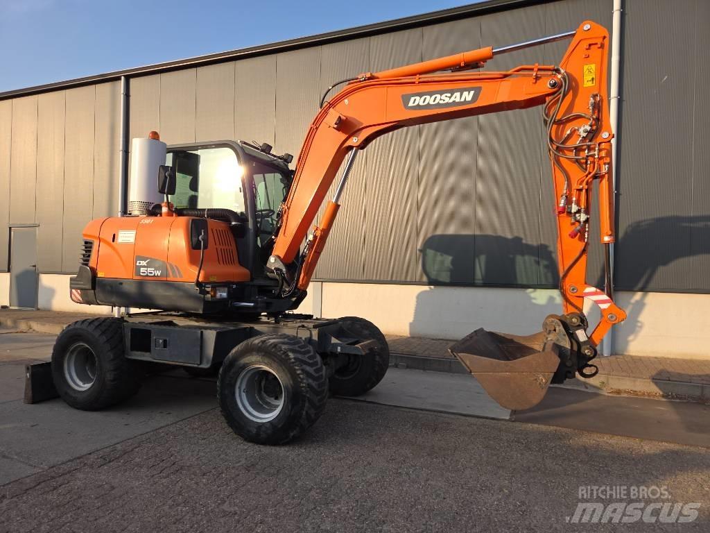 Doosan DX 55 W Pelle sur pneus