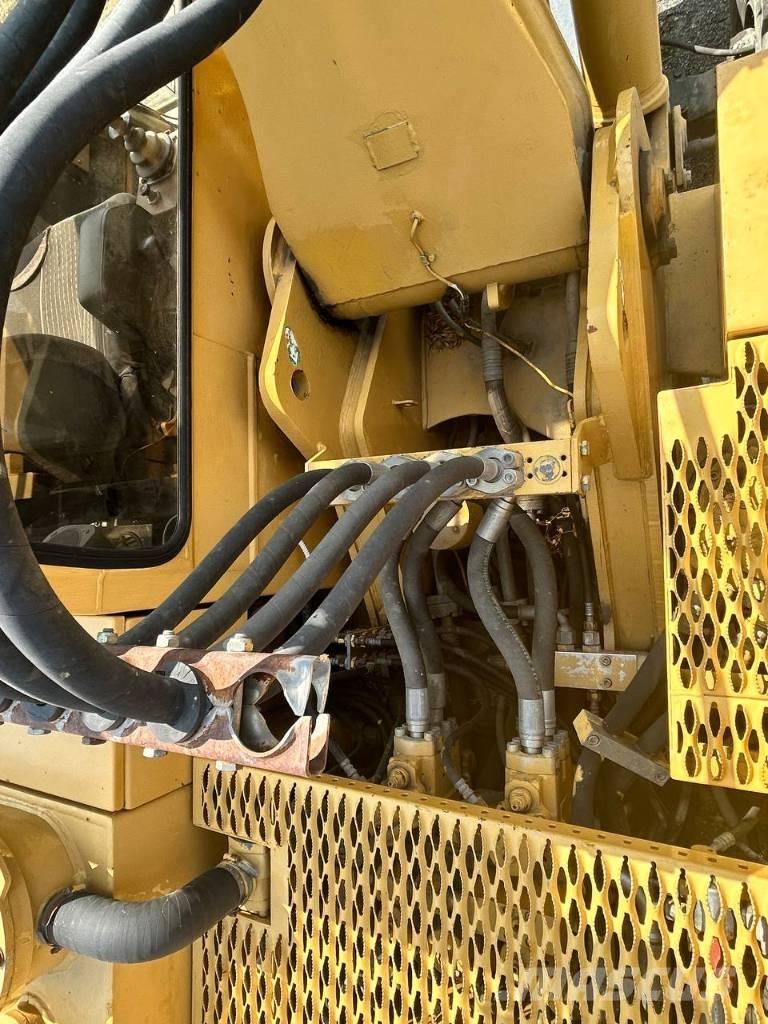 CAT 214 Pelle sur pneus