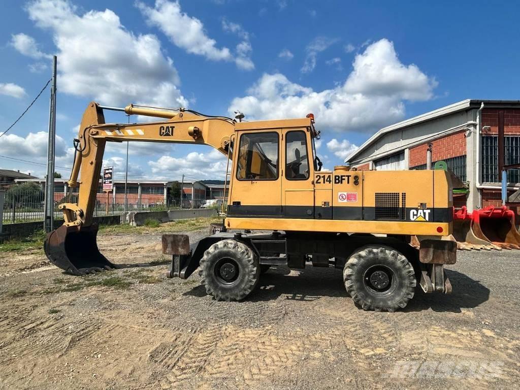 CAT 214 Pelle sur pneus