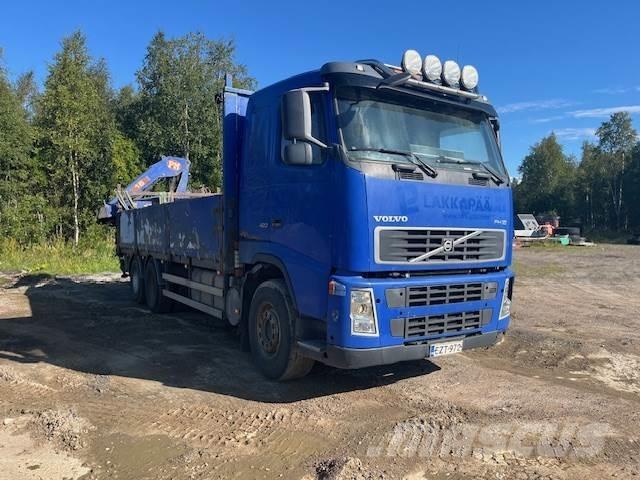 Volvo FH12 Camion plateau ridelle avec grue