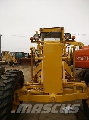 Komatsu GD 661 Niveleuse