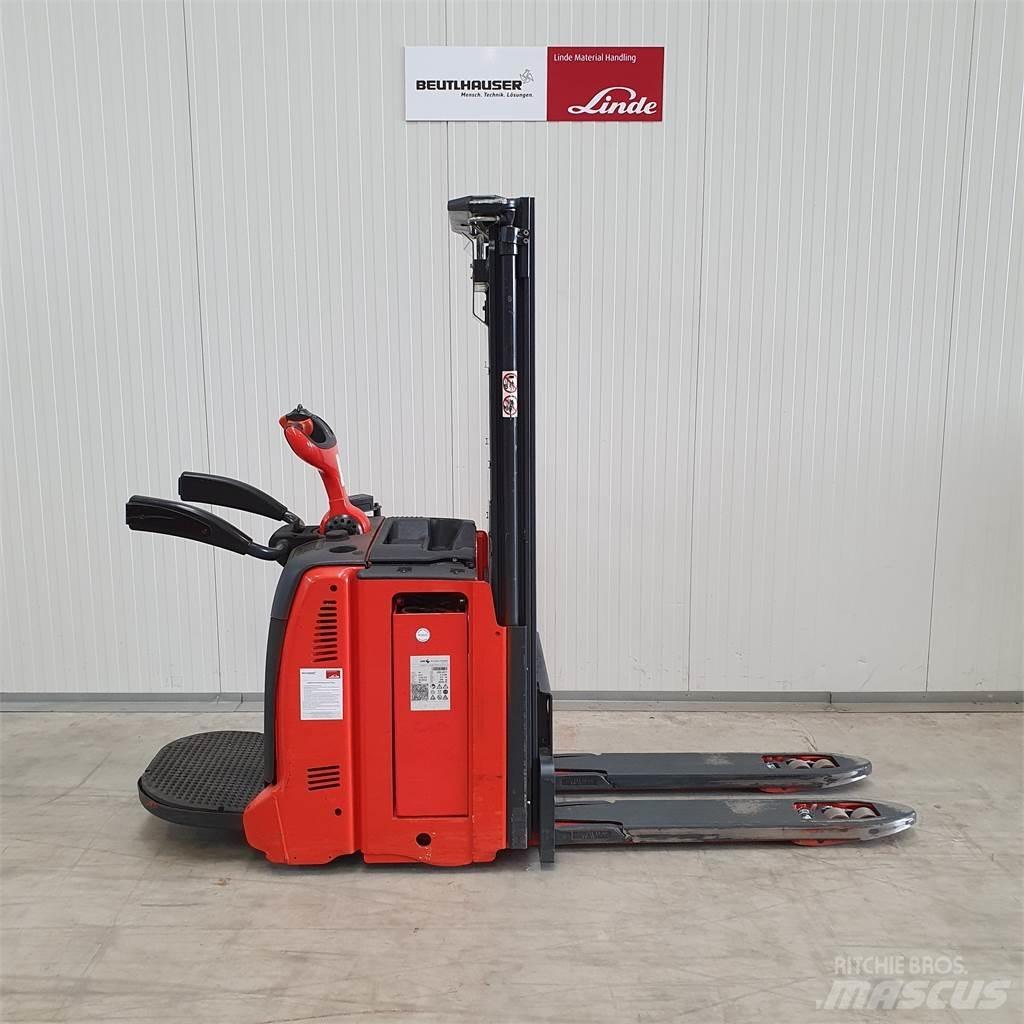 Linde D12AP Gerbeur accompagnant
