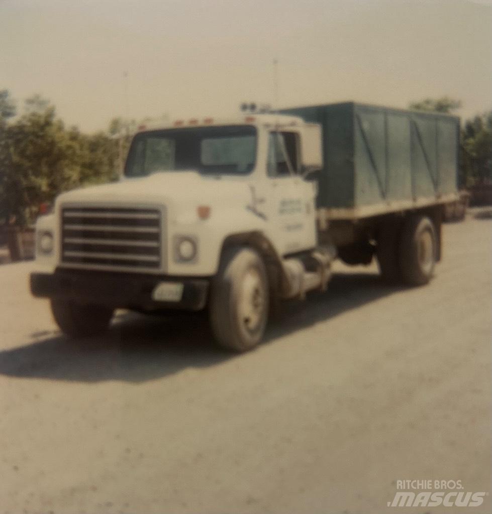 International S 1900 Camion benne