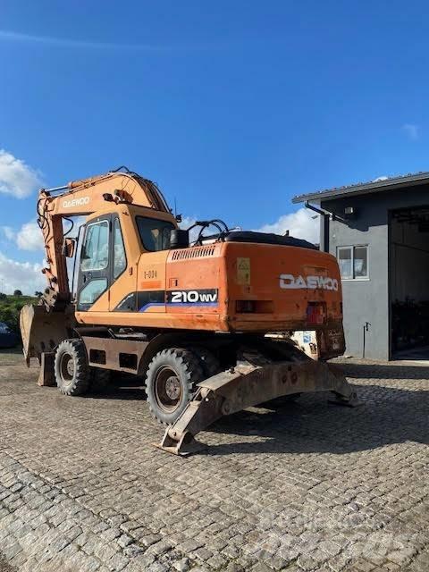Daewoo 210wv Pelle sur pneus