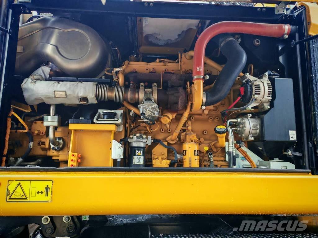 CAT M 318 F Pelle sur pneus