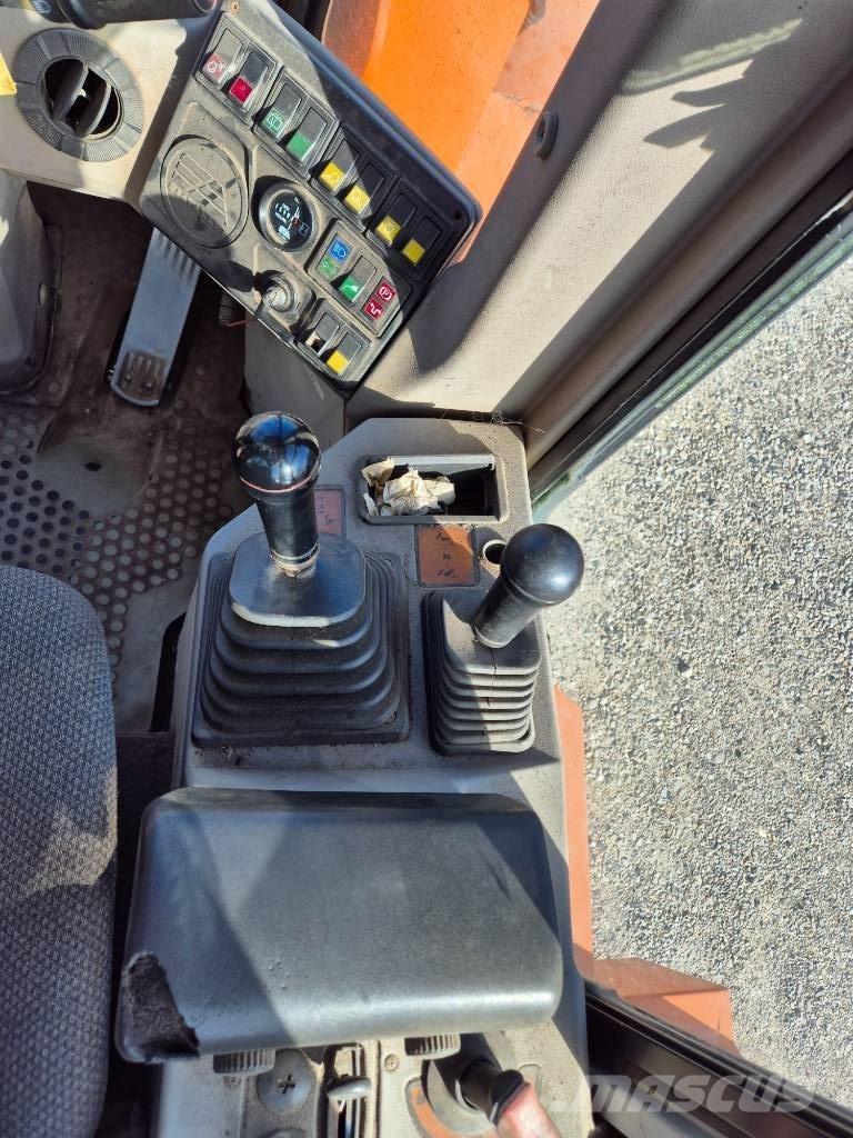 Hitachi FR 130 Chargeuse sur pneus