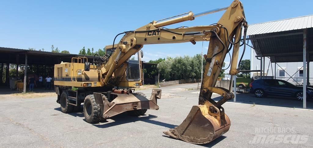 CAT 214 B Pelle sur pneus