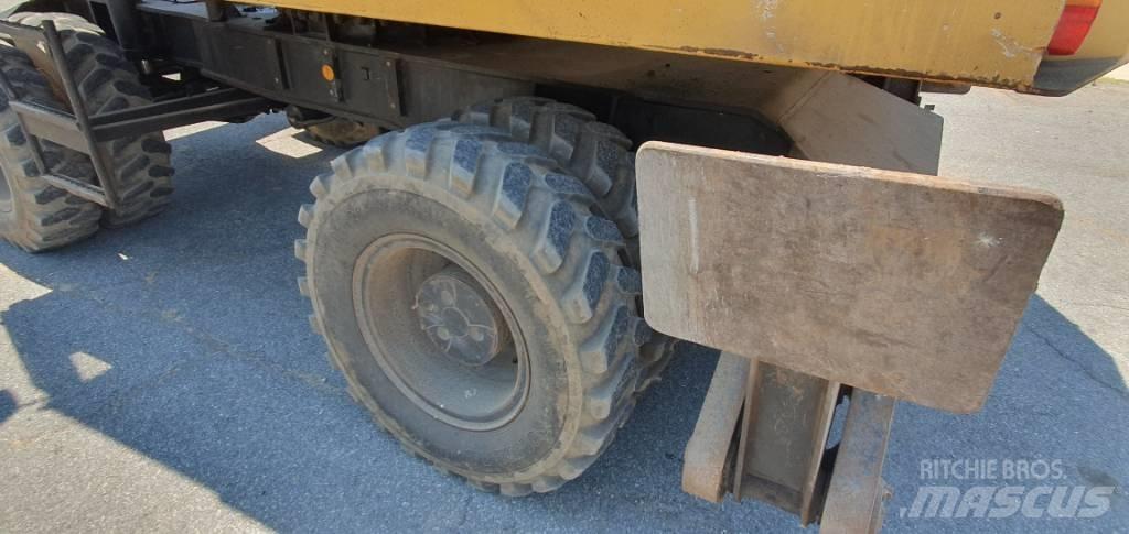 CAT 214 B Pelle sur pneus