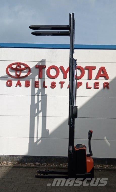 Toyota SWE120L Gerbeurs Automoteurs