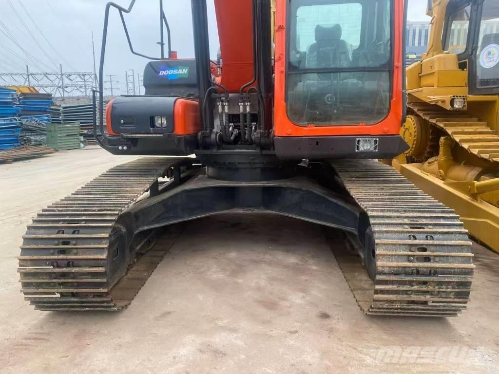 Doosan DX 225 Pelle sur chenilles